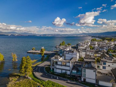 Dali Yunnan Fotoğrafçılık 'ta Erhai Gölü üzerindeki Beyaz Bulutlu Açık Mavi Gökyüzü