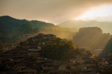 Qiandongnan Guizhou 'daki ünlü Qianhu Miao Köyü Sahnesi