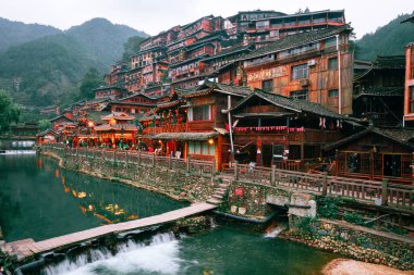Guizhou Çin 'deki Qianhu Miao Köyü' nde Riverside Manzarası