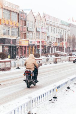 Kentsel Çevrede Yoğun Kar Altında Süren Motosikletçi