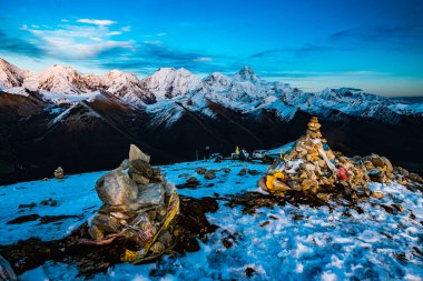 Macera Yolculuğu İçin Sichuan 'daki Gongga Dağı Kar Zirvesi