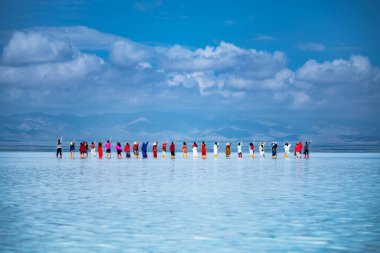 Qinghai Chaka Tuz Gölü 'nde grup fotoğrafı.