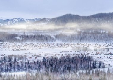 Xinjiang Kanas Bölgesinde Hemu Köyü Kış Karları