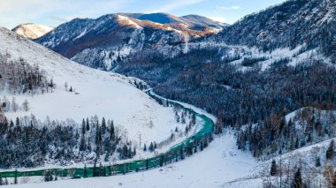 Xinjiang Kanas Kış mevsiminde, Kar Vadisi 'nde Donmuş Nehir