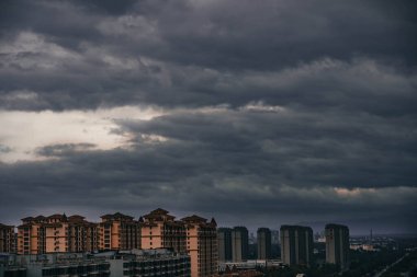 Yerleşim Mahallesi Üzerinde Kara Bulutlarla kaplı Gökyüzü
