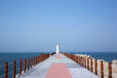 Beyaz Deniz Feneri Rocky Sahili 'nde Tek Başına Temiz Gök Altında
