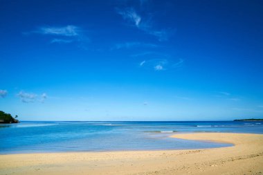 Blue Sky Seascape 'li Altın Kum Sahil Hattı