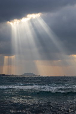 Güneş Işıkları Doğada Atmosferik Parçacıklar Arasında Akıyor