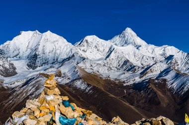 Kutsal Mani Taşı, Büyük Gongga Kar Dağı Sichuan Çin 'in eteklerinde Budist dualarıyla dolu.