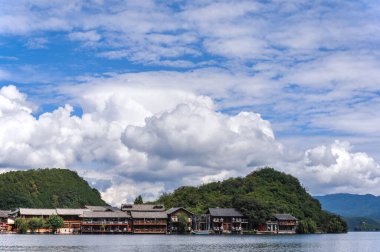 Lugu Gölü Sahne Manzarası: Yunnan Çin 'de Ulusal Bayram Tatili