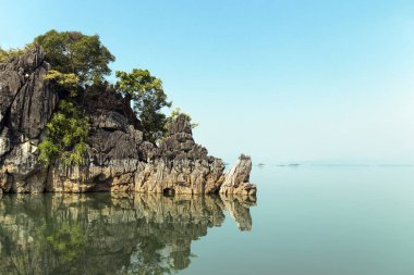 Yaz Denizi Adaları Kaya oluşumları Laos Kıyı Manzarası