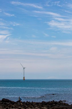 Açık Deniz Rüzgarı Türbinleri Mavi Gökyüzü Yenilenebilir Enerji Altında