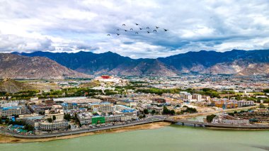Görkemli Potala Sarayı Mimarisi Lhasa Şehir Manzarası