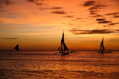 Boracay 'da Günbatımı Yelkenlileri Filipin Kıyı Sahnesi