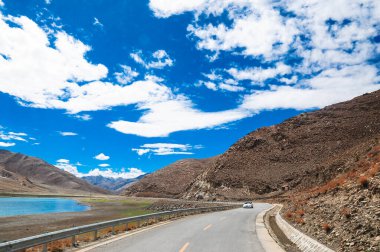 Tibet 'te Yamdrok Gölü Otoyolu Dağ Manzaralı ve Virajlı