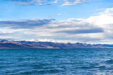Turkuaz Sular ve Karlı Tepeler ile Tibet 'teki Çarpıcı Namtso Gölü Manzarası
