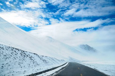 Karlı Dağ Geçitleriyle Yüksek İrtifa Tibet Platosu Yolu Yolculuğu