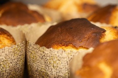 Kağıt kalıpta taze pişmiş tatlı ekmek.