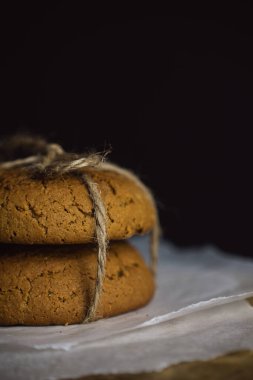 Koyu arkaplanda yulaf ezmeli bisküviler, metin için boşluk