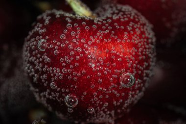 Kırmızı kirazlı, sulu bir arka plan. Kapalı ve çok fazla hava kabarcığı var..