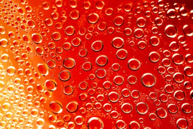 Turuncu zemin üzerinde su damlaları olan soyut yaz arkaplanı.