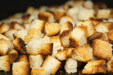 Salata yapmak için kıtır ekmek, yakın plan..