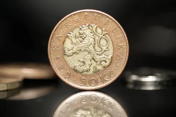 Çek para birimi Krona koyu bir arkaplanda yakın plan çekiyor.
