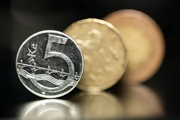 Çek para birimi Krona, karanlık bir arkaplanda yakın plan para çekiyor.