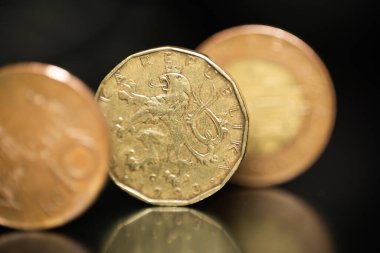 Çek para birimi Krona, karanlık bir arkaplanda yakın plan para çekiyor.