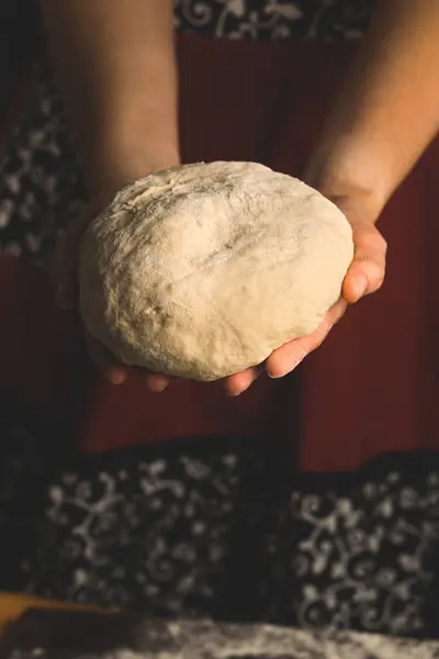 Mantar hamuru tutan kadın elleri, ev yapımı sıcak bir fotoğraf..