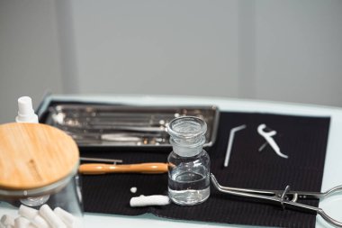 Dişçinin ofisindeki diş aletleri.