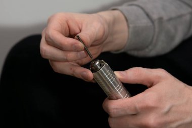 Öğütücünün başlığını değiştirerek, erkeklerin ellerini oyma makinesiyle kapatıyorum.. 