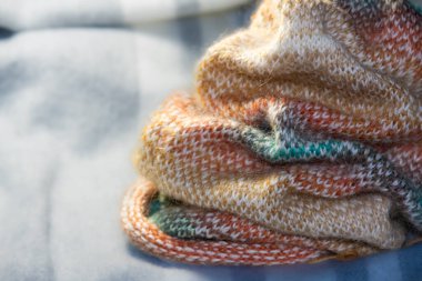 Satranç Jacquard tekniğiyle örgü örmek, yün yumağı ve renkli yün iplik..