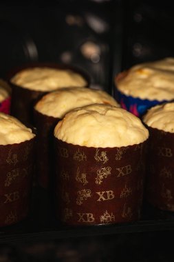 Geleneksel Ukrayna Paskalya Kulich 'i, hamur mayası kağıt fomların içinde fırına konur..