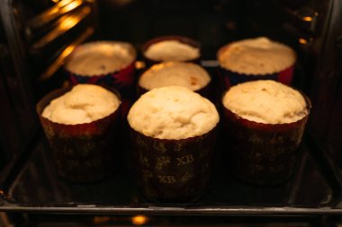 Geleneksel Ukrayna Paskalya Kulich 'i, hamur mayası kağıt fomların içinde fırına konur..