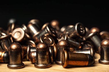 Siyah arka planda 9mm 'lik kurşunlara yakın çekim.