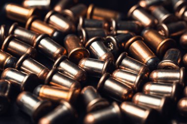 Siyah arka planda 9mm 'lik kurşunlara yakın çekim.