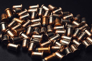 Siyah arka planda 9mm 'lik kurşunlara yakın çekim.
