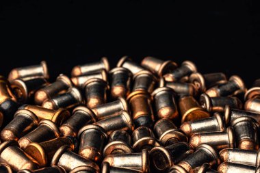 Siyah arka planda 9mm 'lik kurşunlara yakın çekim.