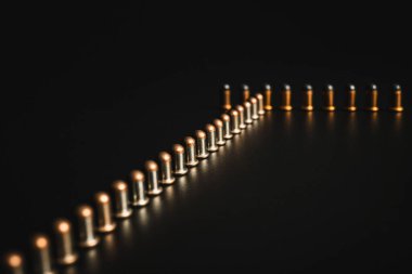 9mm 'lik mermiler arka planda köşegende duruyor..