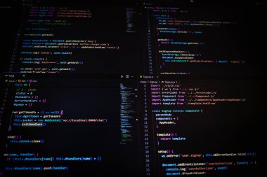 Koyu arkaplan kodlu geliştirici ekranı, JavaScript programlama dili.