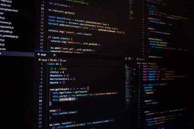 Koyu arkaplan kodlu geliştirici ekranı, JavaScript programlama dili.