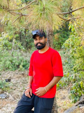 Ormanda Ağacın Altında Kırmızı Tişörtlü Adam