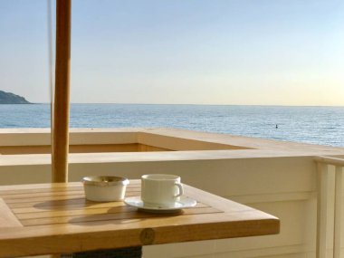 Monako 'da bir terasta sabah kahvesi içiyorum.