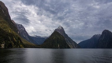 Miter Peak 'in dramatik gökyüzüne karşı Milford Sound, Fiordland, Yeni Zelanda manzarası. Yüksek kalite fotoğraf