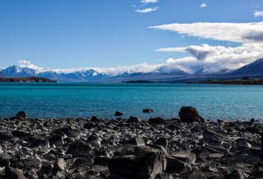 Yeni Zelanda 'daki Tekapo Gölü' nün engebeli kıyıları. Su rengi eriyen karın gölde hareket eden alüvyondan etkilenir. Yüksek kalite fotoğraf