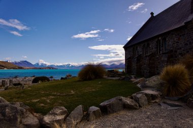 Yeni Zelanda 'da Tekapo Gölü kıyısındaki göl ve tarihi kilise manzarası. Yüksek kalite fotoğraf