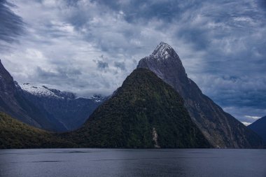 Mitre Peak, Yeni Zelanda 'daki Milford Sound sahilinden görüldüğü gibi. Yeni Zelanda 'nın en çok fotoğraflanan dağlarından biri.