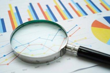 Grafik kağıdındaki büyüteç. finans işi.