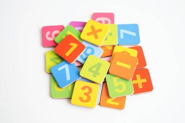 Beyaz arkaplanda matematik numarası, matematik öğrenme kursu.